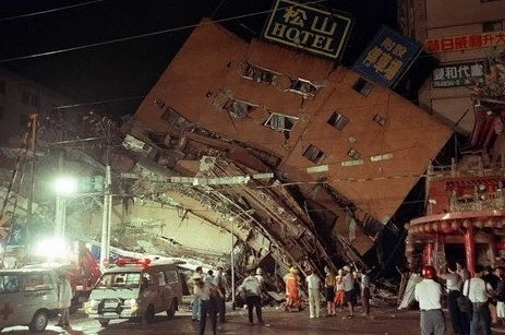 Σεισμός 6,4 Ρίχτερ στην Ταϊβάν: Εικόνες τρόμου! Ξενοδοχείο έπεσε σαν χάρτινος πύργος (εικόνες, βίντεο)